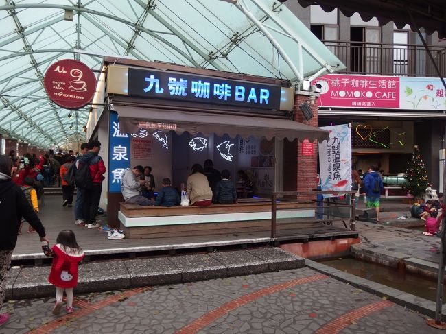 ホテルの向かいは湯囲溝温泉公園。<br />