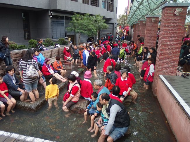 今日は日曜日。<br />無料足湯は芋の子ならぬ大根をまとめて洗う状態。<br />