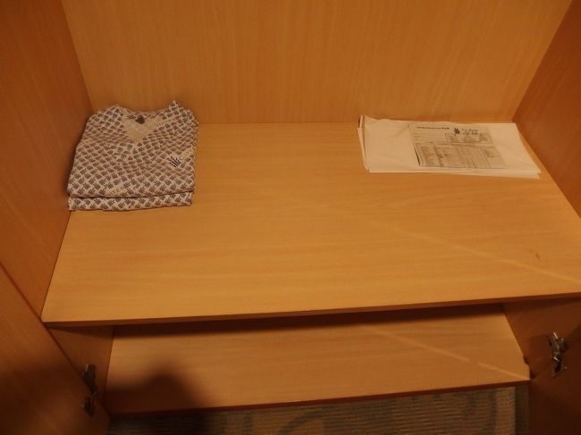 浴衣も用意されていますが、裾が短め（≧･≦）<br /><br />サイズが合わない場合は、フロントで交換してくれるそうですが<br />必要ないのでそのままに。