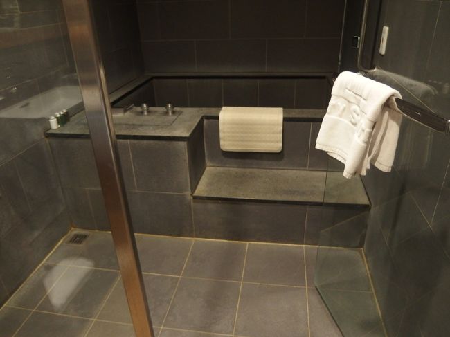 さすが温泉。大きく深いバスタブ。<br />