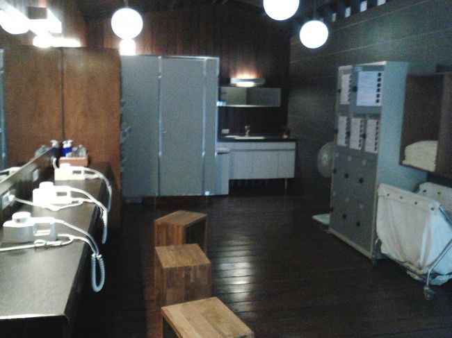 右手の貴重品ロッカーはロックの仕方が独特で苦労しました。<br /><br />トイレが、更衣室奥にあります。<br />バスタオルは置いてありますが、フェイスタオルはありません。