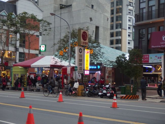 あまりに気持ち良くて、外へ出かけて食べるのが面倒くさくなり・・・<br /><br />お酒と肴を求めてkyon2が代表して商店街へ。<br />