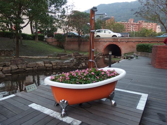 公共浴室からトコトコ歩いて道を下っていくと・・・<br />昨日散歩で訪れたところでした。<br /><br />昨日は人が多くて撮りにくかった湯囲溝公園の施設を改めて撮影。