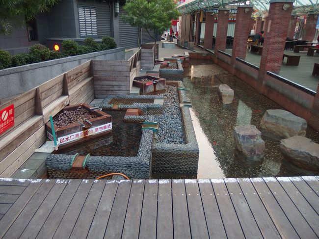 昨日、大根を洗うようだった無料足湯は、がらがら。