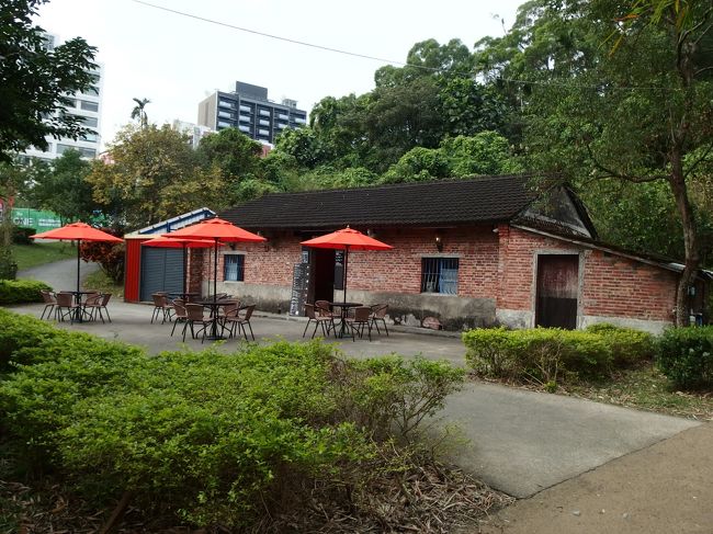 北門から温泉公園に入ると<br />駐車場の先に古民家を移築した<br />カフェが。<br />