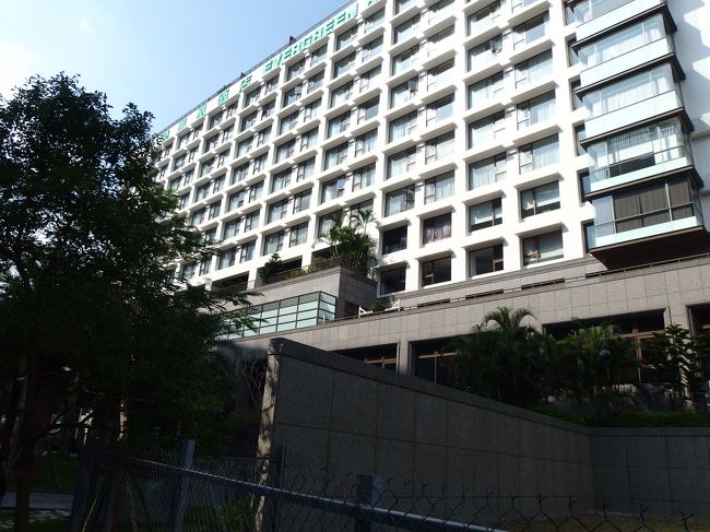 エバー航空系の高級ホテル<br />礁溪・長榮鳳凰酒店<br /><br />屋上の男女別露天風呂は<br />予約制で定員18名だそうです。<br /><br />