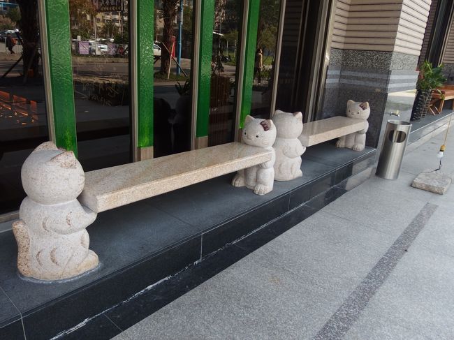ホテル向かいにあった<br />レストラン前のベンチ♪<br />