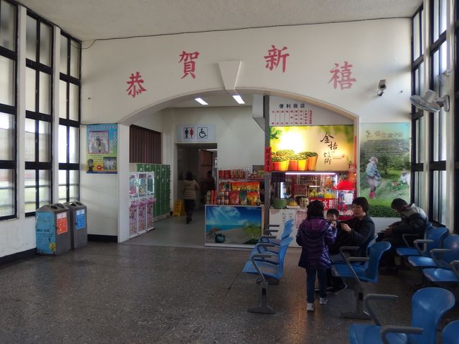 荷物を受け取って<br />駅前通りで辨当を買ってから<br />台鐵礁溪駅へ。<br />