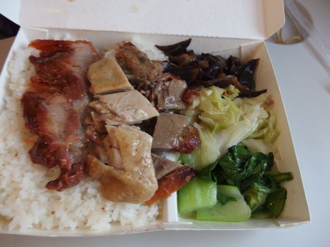 香港式焙肉辨当Ｂ<br /><br />どちらも70元と安くて美味♪<br /><br />駅を出て少し歩いたら右手にある店の前に辨当を買い求める人が<br />並んでいたので、わたしたちも並んで購入しました。<br /><br />これまでに台湾で学んだ事の１つ<br /><br />台湾人はおいしい店や評判の店に並ぶ＝台湾人が並んでいる店はおいしい。