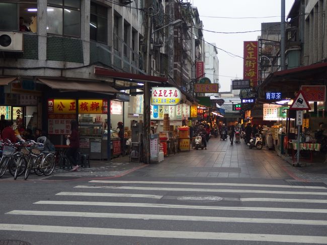 ・・・中山路交差点に出ると<br />有名店、公正包子。<br /><br />中正路(９号線)に出て西に<br />しばらく進んだところが