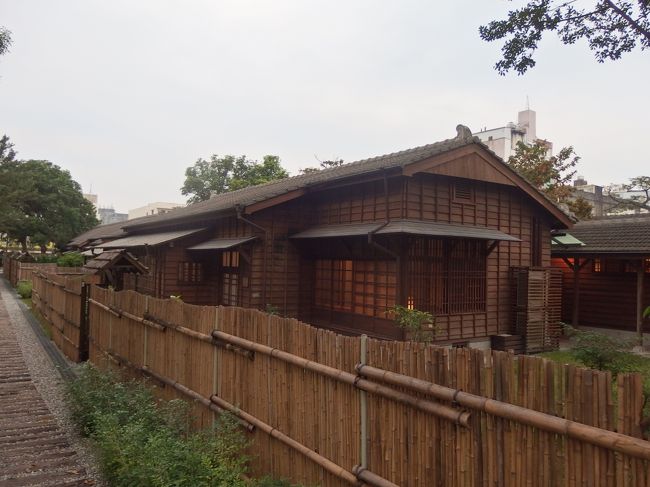 園区の一画にある『安棠徳木屋 Andante House』<br /><br />2014年夏に修復完成し宿泊営業を始めた<br />1928〜1937年建築の酒廠幹部宿舎群。<br />http://www.a-zone.com.tw/zh-tw/Attractions/ParkDetail/15/%E5%AE%89%E6%A3%A0%E5%BE%B7%E6%9C%A8%E5%B1%8B-Andante-House<br />