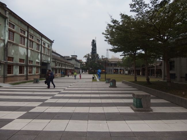 26棟の工場や倉庫が改修され、2012年から順次公開されています。<br />開園時間は11:00〜21:00<br />