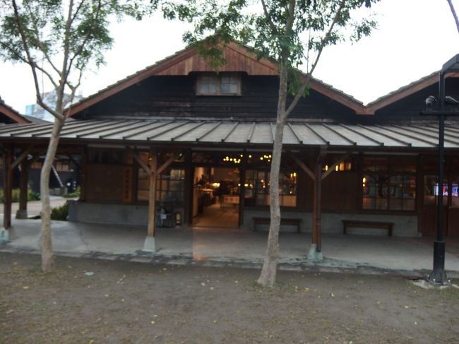 全部の建物を覗いていると半日かかりそうです。<br /><br />作品を展示してある棟とお茶やキーホルダーなどを<br />売っている棟が並んでいます。<br /><br />撮影禁止なので、外観だけ。