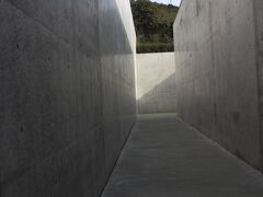 李禹煥美術館。
瞑想ルームから、外の鳥のさえずりが。

現代社会にうずもれた私たちは、スピーカーを探してしまい・・・