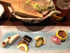 最後に、ヒルトン大阪近辺の私的お気に入りをひとつ。

【北新地 喜庵（よろこびあん）】
北新地、ANAクラウンプラザ大阪から至近の蕎麦屋さん。土・日・祝日は休み。
http://www7b.biglobe.ne.jp/~yorokobian/
ヒルトンの南東側の客室（各階の01号室～13号室）の窓からは、北新地界隈が見える。エグゼクティブラウンジと14号室～26号室は、北西側。

喜庵のおすすめは、18時～21時限定の「堂島ナイト」というコース（3,000円、税別）。飲み物一杯に、突き出し盛り合わせ、おまかせ料理三品と、各種の蕎麦が選べる。
（2014年8月4日撮影）