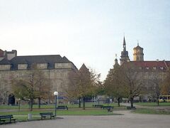 左の建物は旧宮殿、現在博物館となっているようです。