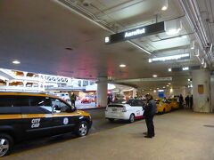 定刻より早い16:35頃にロサンゼルス空港に到着し、入国審査を経て、Tom Bradleyターミナルからターミナル7へ。入国審査は自動機（日本語メニューあり）が導入されており、10分足らずでスムーズに入国できました。