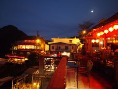 十分から汗だくなりながら超満員のローカル列車に30分も乗って、そのあとシャトルバスに乗り換えてやぁっと九分到着っ