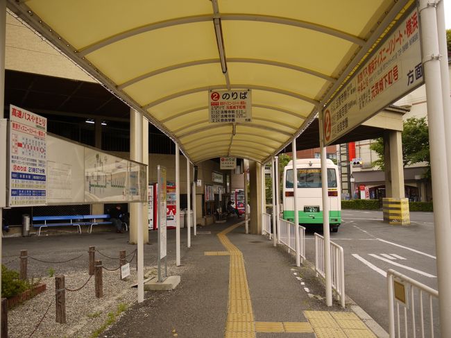 朝はやく、近鉄線の学園前からフリー切符の使用開始。<br />駅員さんはちらっと見ただけで通行を許可。<br />え…ほんまに通ってええの？　って思うくらいさらっとした検札なので逆にこっちが不安になる。でも毎回そんな感じでした。<br /><br />近鉄郡山で降りて東口へ<br />バスで法隆寺を目指す。