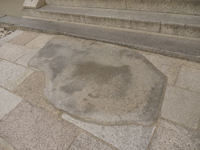 門の前の大きな石。これは「鯛石」と呼ばれて法隆寺の七不思議のひとつらしい。<br /><br />この石には、どんなに大雨が降ってもこの石の位置よりも水位が上がらないということから、魚（水）はここまでまでしか来ないという意味が込められてるそうな。<br />