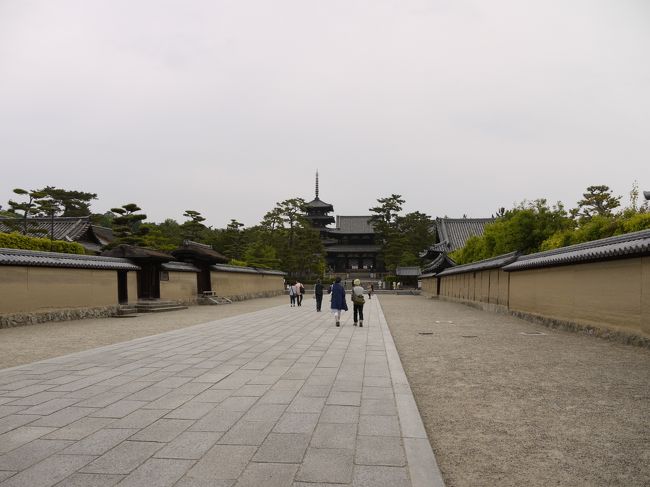 おぉ〜〜(*ﾟ∀ﾟ艸)<br /><br />低い土塀の向こうに見えるのは五重塔！！<br />テンション上がります☆