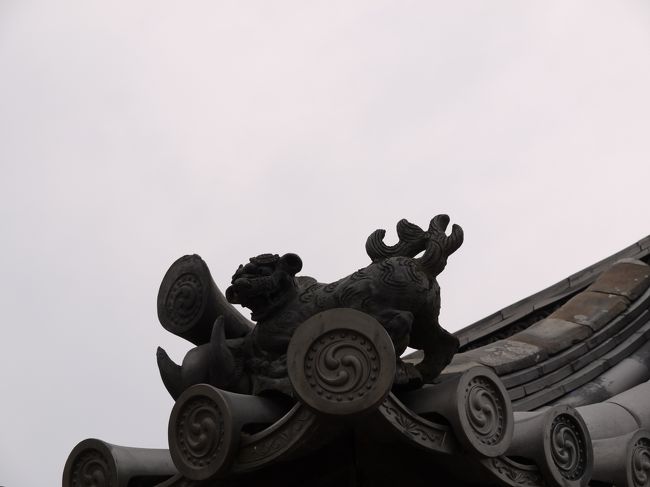 そしてこちらは獅子。<br />顔がなんともいえない表情。<br /><br />こういうのって魔除けの意味があるんですよね？？<br />詳しくは知らないんやけど。