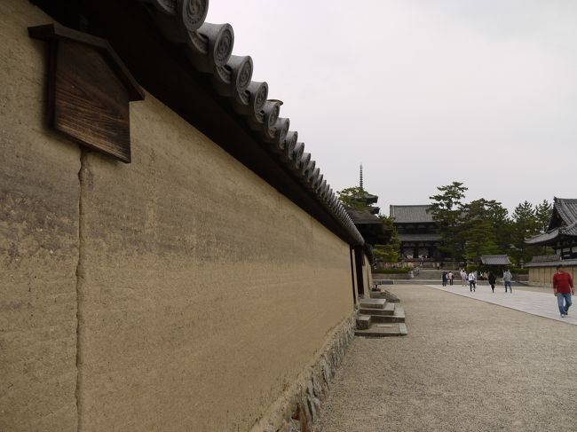 「落書きするべからず」の立札。<br /><br />いたよね〜ニュースになってましたねぇ！！<br />あろうことか大切な文化財に落書きするおばかさん。書いてた内容がまたしょーもない。。。いや内容はどうでもいいけど、本当に許せない。<br />文化財になんてもってのほかですが、その前に人のものに落書きすること自体おかしい。<br />そのようなことが今後一切起きないことを願ってます。