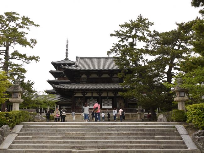 そして正面は中門(の奥に五重塔☆彡）<br /><br />飛鳥時代に建てられたこの中門は国宝でもあります。