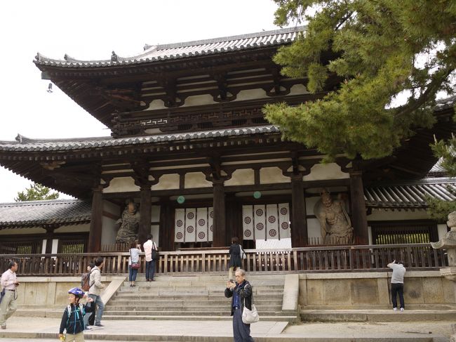 深く張り出した屋根、エンタシス（真ん中が膨らんだ形）の柱など飛鳥時代の特色が見られる。仁王さんがいらっしゃるので仁王門とも呼ばれます。<br /><br />ではもう少し近づいて・・・