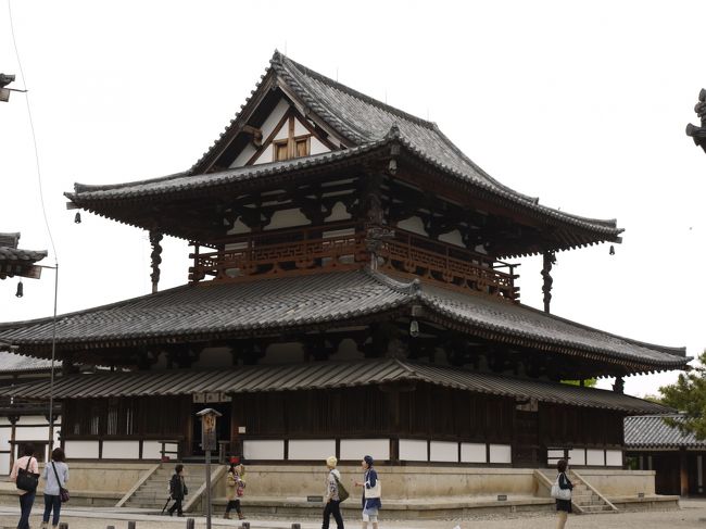 そして金堂！<br />これまた素晴らしい！<br /><br />ご本尊が安置されているのが金堂です。<br />こちらには釈迦三尊がいらっしゃいます。<br /><br />もちろん金堂も最古の木造建築。<br />まずは全体を・・・<br />そして徐々に近づくｗ