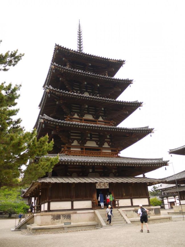入場券を買って、敷地内に入るといきなり出ます！<br />五重塔！！<br /><br />法隆寺といえば五重塔。奈良で五重塔といえば法隆寺を思い浮かべる人も多いはず。現存する世界最古の木造建築群として有名な法隆寺。<br />もちろんこの五重塔も世界最古の建築物の一つとされてましたが、近年の研究が進み、670年の火災の後に再建されたという説が強くなってきました。<br /><br />まぁそんな難しいことはひとまず置いといて、<br />素敵な建物じゃないですか〜＾＾♪<br />バランスの良い美しい形でしょ☆彡