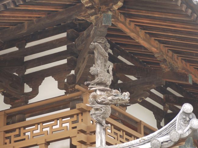 よ〜〜〜っく見ると龍でした！！<br /><br />龍は水の神様だから火災から守ってるんですね。<br />かくいう金堂には12面の素晴らしい障壁画があってんけど、昭和の大修理の際に火災が起きてしまい、ほとんどが焼失しちゃってんて(´д｀)残念。
