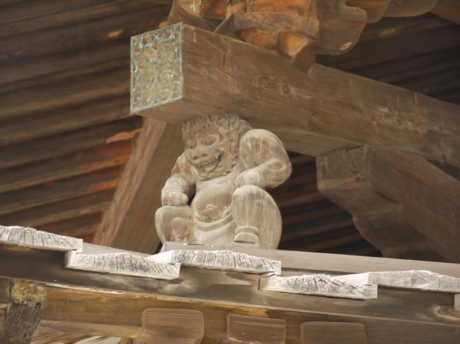 そして屋根を支えるのはこちらの方もいてますよ〜<br />天邪鬼さんです。<br />表情がユーモラス<br />