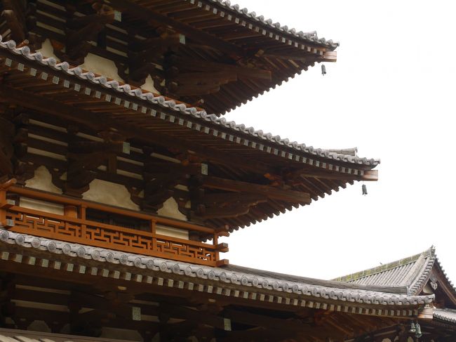 そしてまた屋根を撮る〜ｗｗ<br /><br />いつもの悪い癖。気に入ったらやたら写真撮る。<br /><br />これは五重塔の屋根ですよ。<br />欄干てゆうの？何とも言えない幾何学模様がいいですよね☆