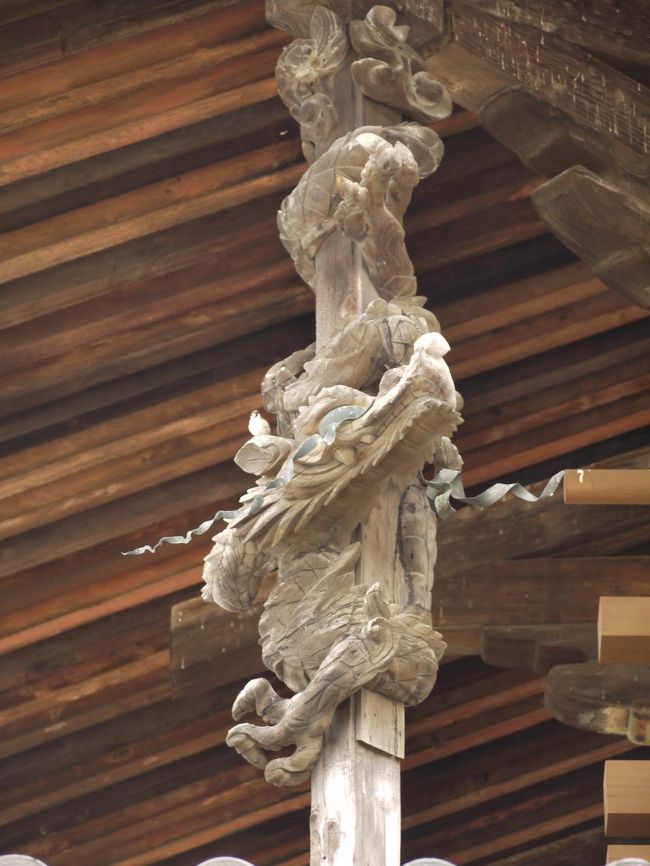 この柱に巻き付く龍は４隅にいて、それぞれ違うんです！<br />なんだか飛鳥時代の彫刻は躍動感がありますね！