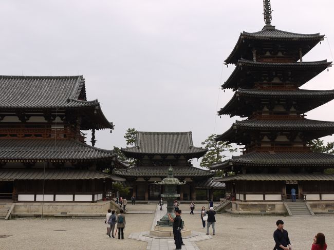 大講堂から見た五重塔と金堂、そして奥に見える中門。<br /><br />670年の火災の後、金堂→五重塔→中門の順番で再建されたらしい。