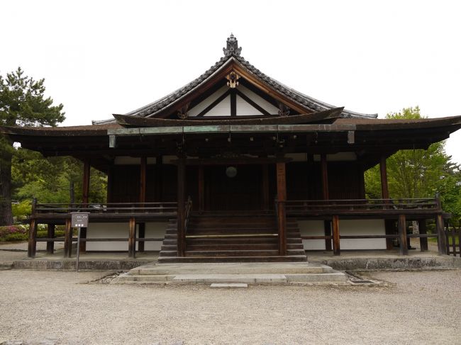 三経院（さんぎょういん）です。<br />もちろん国宝。鎌倉時代に建てられました。<br /><br />聖徳太子が勝鬘経・維摩経・法華経の三つの経典を注釈されたこと（三経義疏）にちなんで、西室の南端部を改造して建てられました。<br /><br />だそうです。<br />ほ〜〜なるほど〜<br />（とかいってあんまりよくわかってないｗ）<br />