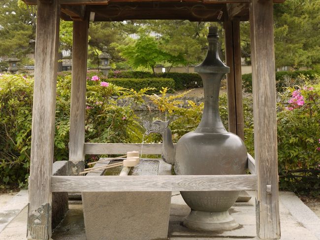 西を攻めたあとは金堂向かって右方面、東の方を攻めたいと思います。<br /><br />と、そこに現れた手水舎！<br />これまた独創的な・・・<br />思わずアップから入りましたが、全体はこんな感じ↓