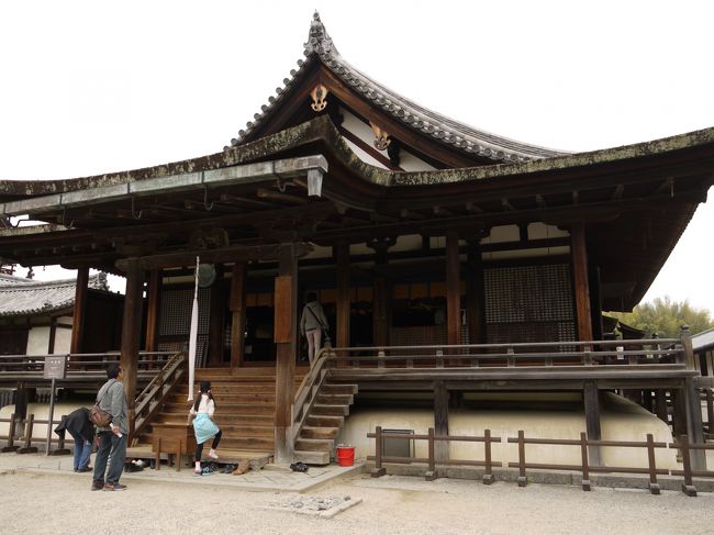 で、こちらが聖霊院。<br /><br />鎌倉時代のもので東室の南側の一部を改造したもの。<br />寝殿造りです。<br /> 法隆寺のご本尊でもある聖徳太子４５歳の像のほか太子の長子・山背大兄王や兄弟皇子の殖栗王の像、太子の兄弟皇子・卒末呂王や高句麗僧・恵慈法師の像（いずれも国宝）が祀られ てます。<br /><br />ここで御朱印をいただきました♪