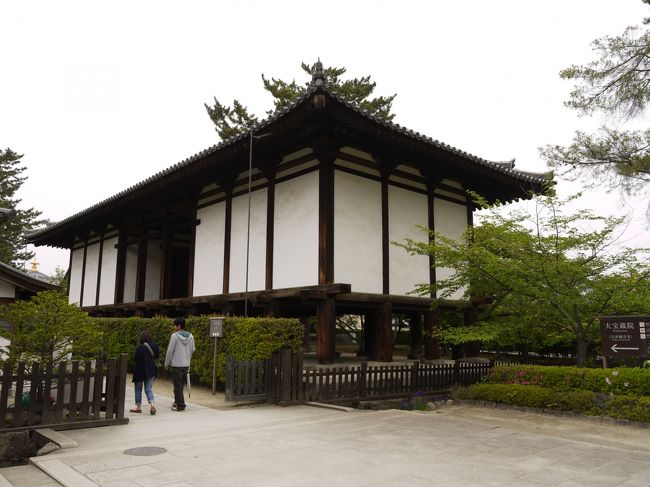 網封蔵（こうふうぞう）です。<br /><br />聖霊院から百済観音堂に向かう途中にありました。国宝です。<br /><br /> 平安時代の初期に建立された寺宝を保管するための南北９間の両端各３間にそれぞれ蔵を設け、中央の３間が吹き抜けになっている蔵で、双蔵（ならびくら）と呼ばれる様式の建物です。またエンタシスの床柱など奈良時代の特色をみることも出来ます。現在ここの宝物は、大宝蔵殿などへ移されています。<br /><br />だそうです。<br />