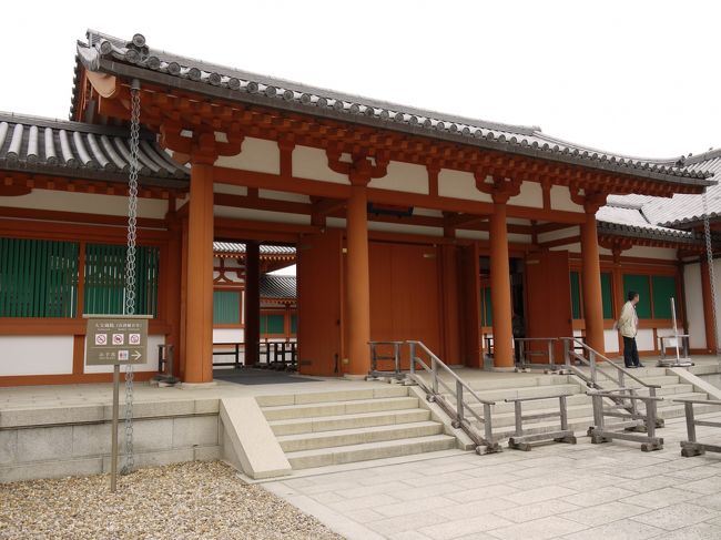 ここは法隆寺の寺宝を集めた、大宝蔵院というところ。<br />この奥に百済観音堂もある。<br /><br />中には有名な玉虫厨子などの素晴らしいお宝がたくさん展示されてます。<br />百済観音さんはスラっとしていて微笑みはモナリザのような微笑、アルカイックスマイルで優しく迎えてくれました。<br />鼻筋もシュッとしてて美形でした・・・･:*:･(*´艸`*)･:*:･