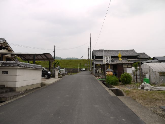 ってことで寄り道〜ｗｗ<br /><br />この先に斑鳩神社ってゆうところがあるらしい。<br />ちょっとそこまで行ってみようかな。<br /><br />こんなところを歩いている観光客はほとんどいない。<br />いるとすれば少し離れた駐車場に停めてしまった人たちくらい。