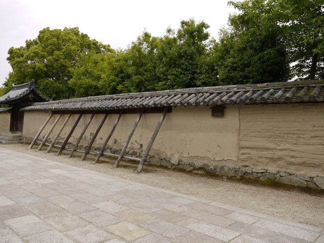 では改めて法隆寺の東伽藍へ向かいます！<br /><br />こっちの方も土塀の痛みが激しいみたい。<br />支えが痛々しい。。。