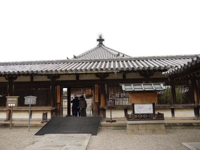 さてではまず一番の見所、夢殿へ行きましょうか♪<br /><br />その有名な姿は残念ながら外からは見えない。。。<br />