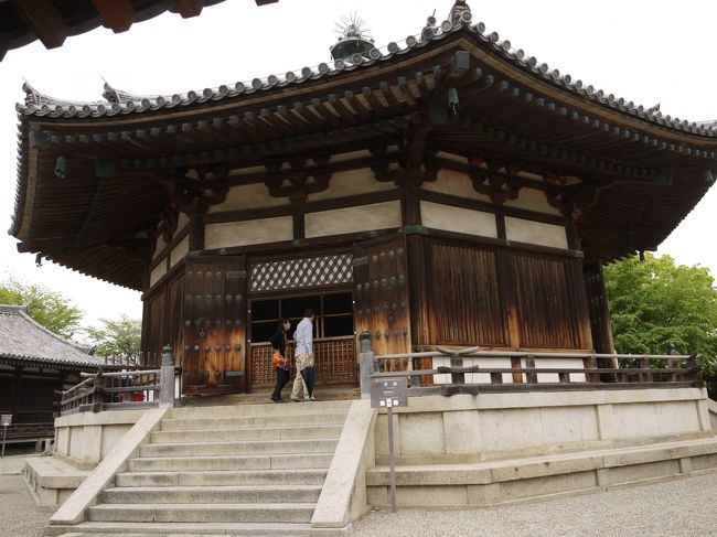 はい！でました〜「夢殿」です☆<br /><br />この８角形のお堂は天平時代に建てられたそうです。<br />そして明治時代、岡倉天心とフェノロサによってこの夢殿から聖徳太子の等身と伝えられる救世観音が発見されました！<br /><br />屋根瓦は創建当時のまま。<br />ただし鎌倉時代に軒を長くする改良と修理が行われたそうです。