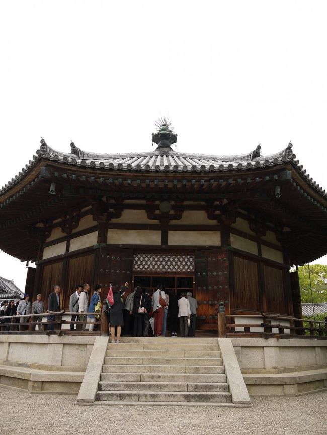 聖徳太子の遺徳を偲んで、聖徳太子の住んでいた斑鳩の宮跡に、<br />行信僧都という高僧が建てた伽藍を上宮王院（東院伽藍）といいます。<br />そしてその中心となる八角円堂の建物が夢殿です。<br /><br /><br />聖徳太子が禅定をして夢を見るための聖所を記念したものとされています。<br /><br />ここも人気で見物客が耐えません。。。