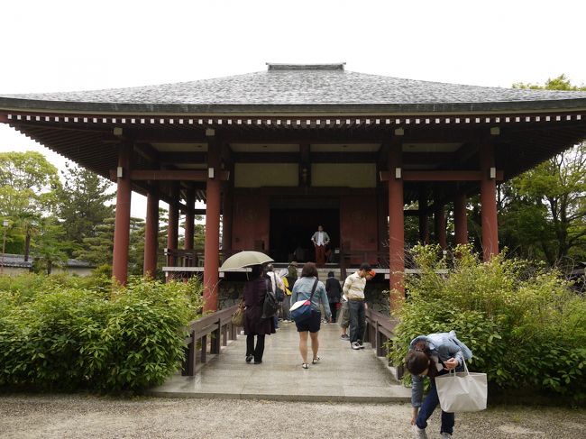 中は残念ながら撮影禁止；<br /><br />素敵な素敵なご本尊は伝如意輪観世音菩薩。<br />右膝を曲げ、膝に肘をついた右手は優しく頬に触れ、その表情は優しいほほえみ。<br />「考える像」です。<br />つやつやの木造でもんのすごい美人 ！！<br />なんかね、モデルは聖徳太子のお母さんだとかなんとか。。。<br /><br />この微笑みは世界三大微笑なんて言われたりもするらしいよ〜<br />（後の二つはスフィンクスとモナリザね。）<br />必見です！！