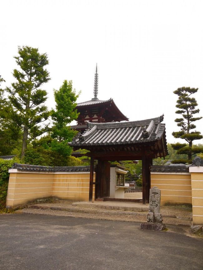 法隆寺の東伽藍から10分で到着！<br /><br />法輪寺創建には2つの説があるそうです。<br />その１：聖徳太子が病気になった時にその子ども山背大兄王とさらにその子供、由義王らとともに病気平癒を祈って建てられたという説<br /><br />その２：天智9年（670）の斑鳩寺焼失後、百済開法師・圓明法師、下氷新物三人が合力して造寺したとする説<br /><br />では入ってみましょう♪