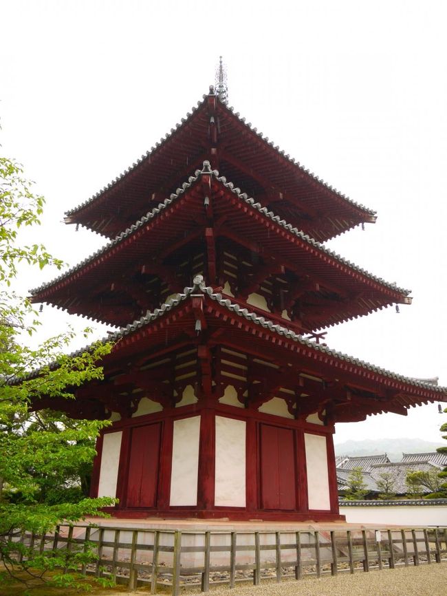 門をくぐってすぐ、とっても目立つのはこの綺麗な三重塔。<br /><br />なんと江戸時代の台風でやられてしまい、昭和19年には不運にも雷による火事で焼失・・・<br />昭和50年に地元の方やいろんな方の強い希望によって創建当時の様式で再建されたのです。<br />だからここだけ鮮やかで綺麗。