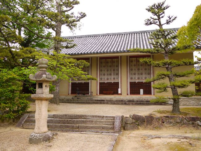 奈良時代から室町にかけて法隆寺の３分の２くらいの規模にまで繁栄していた法輪寺でしたが、江戸時代の台風で三段目を吹き飛ばされた三重塔を残してことごとく建物は崩壊してしまったそうです。。。<br /><br />残っていたらどんなに素晴らしかったかと思うと残念だし、<br />台風怖い。。。改めて思った。<br /><br />残ってたらもしかすると世界遺産になってたかもしれないよね。<br /><br />で、この建物は旧講堂の位置に建てられた収蔵庫。<br />中には今はない金堂などに安置されていた仏像がたっくさん！！<br />いつものごとく写真は禁止なんだけどね。<br />飛鳥時代の木造の薬師如来像としては最大のご本尊（重文）とか見ごたえのある仏像がほんとにたくさん！